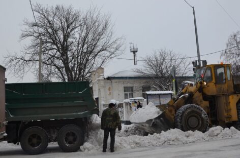 Прохожие пробивали себе дорогу в сугробах, а водители едва справлялись с управлением на заснеженных дорогах
