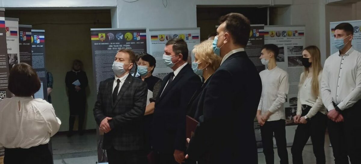 В Сальске работает международная выставка «Диалог памяти — путь к миру»