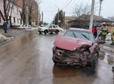 После аварии в Сальске в реанимации оказалась двухлетняя девочка