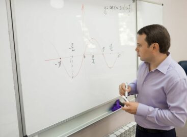 Василий Голубев поздравил с победой лучшего учителя года России-2020 – донского педагога