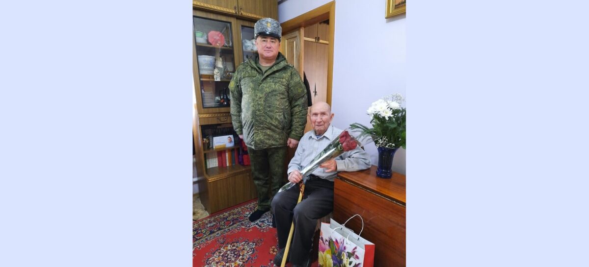 В Сальском районе ветерана поздравили с вековым юбилеем