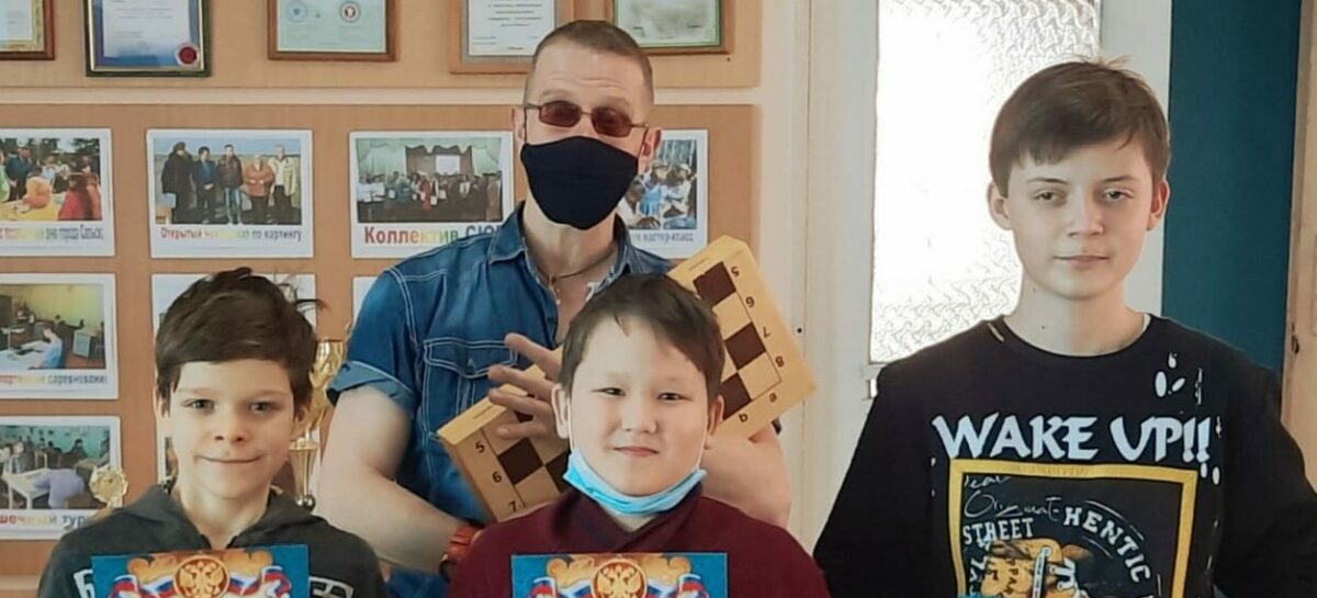 Сальские школьники отметили праздник за шахматной доской