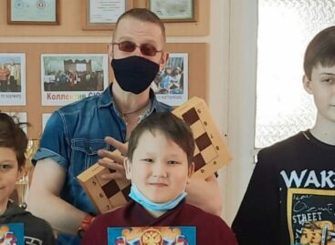 Сальские школьники отметили праздник за шахматной доской