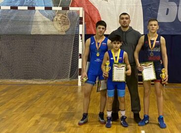 Гигантовские борцы привезли медали из Воронежской области