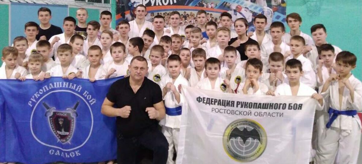 Мастер-класс от мастера спорта международного класса по рукопашному бою Александра Зайцева получили сальские ребята