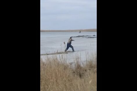 В Сальском районе любителя подлёдного лова спасли, в Весёловском — это не удалось