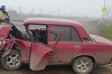 В Сальском районе автоледи на «копейке» не уступила дорогу водителю на «семёрке»