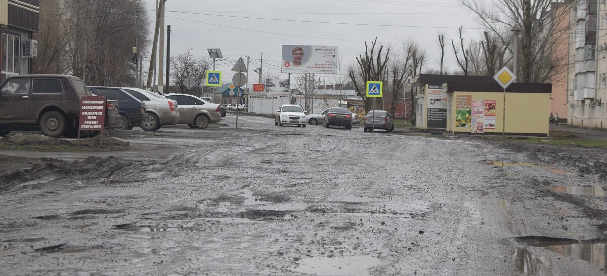 Полоса препятствий: когда на улице Островского сделают дорогу?