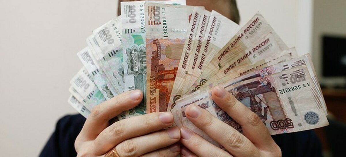 Мошенники снова оставили двоих сальчан без денег