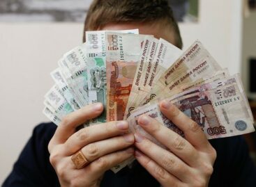 Мошенники снова оставили двоих сальчан без денег