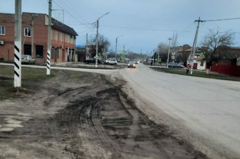 В микрорайонах Сальска не хватает тротуаров и уличного освещения