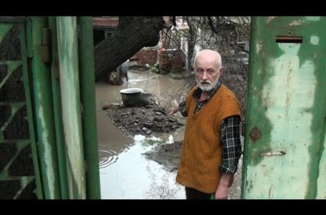 Двор сальчанина тонет в луже