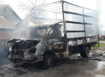 В Сальском районе сгорела тентованная «ГАЗель»