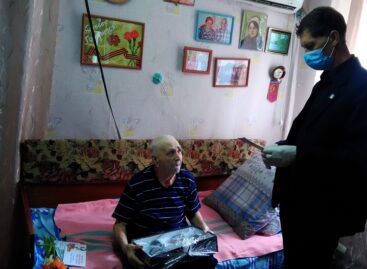 В селе Ивановка Сальского района поздравили ветерана Захара Гнилицкого