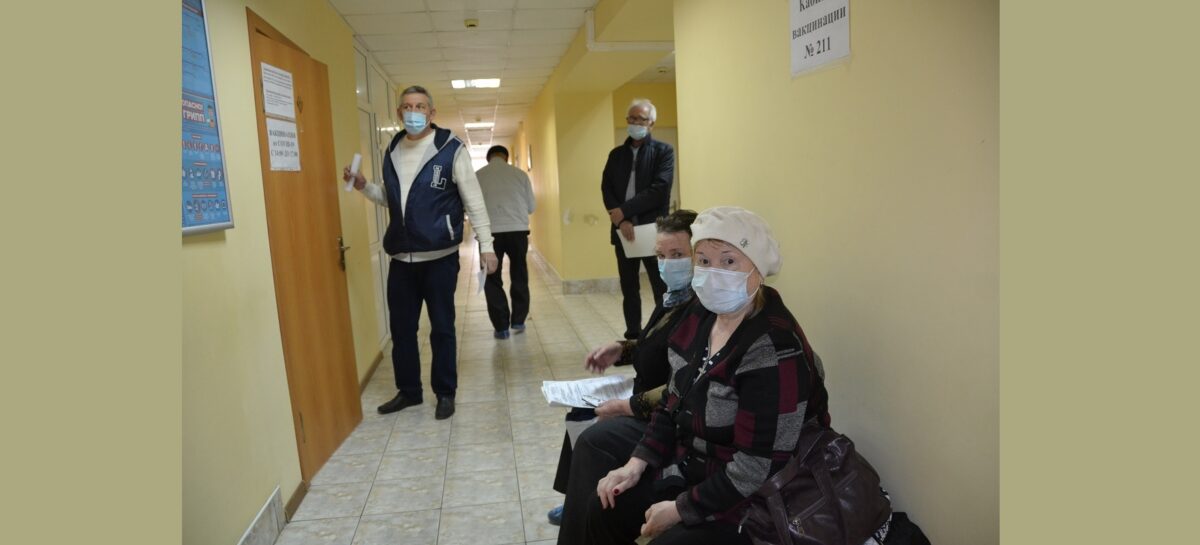 Сальчане пожаловались, что записаться на прививку от коронавируса по телефону почти невозможно