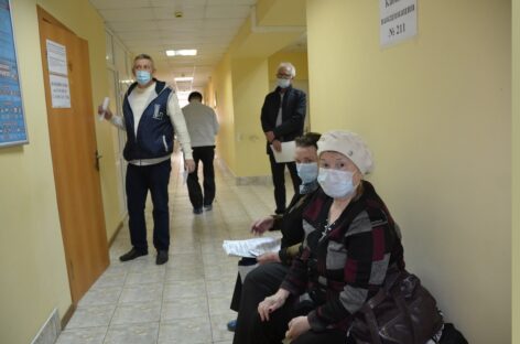 Сальчане пожаловались, что записаться на прививку от коронавируса по телефону почти невозможно