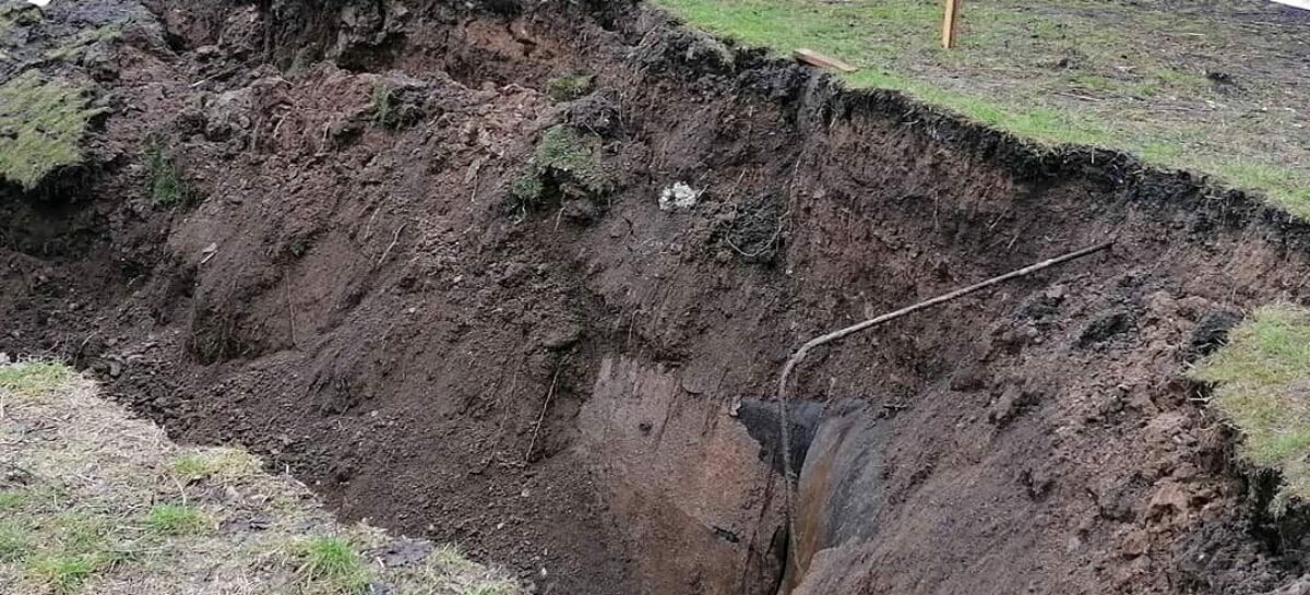 В Сальске, на улице Льва Толстого, рядом с многоквартирным домом образовался большой провал земли