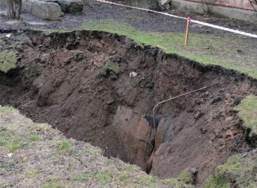 В Сальске, на улице Льва Толстого, рядом с многоквартирным домом образовался большой провал земли