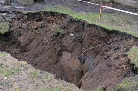 В Сальске, на улице Льва Толстого, рядом с многоквартирным домом образовался большой провал земли