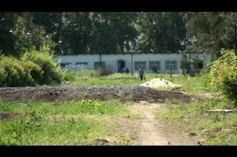 Почему остановилось благоустройство городского парка в Сальске?