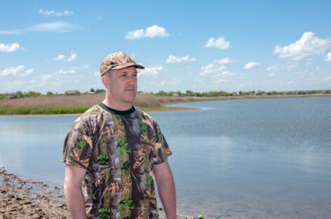 В перспективе — раки, а пока — рыба: в Сальском районе зарыбляют  водоёмы