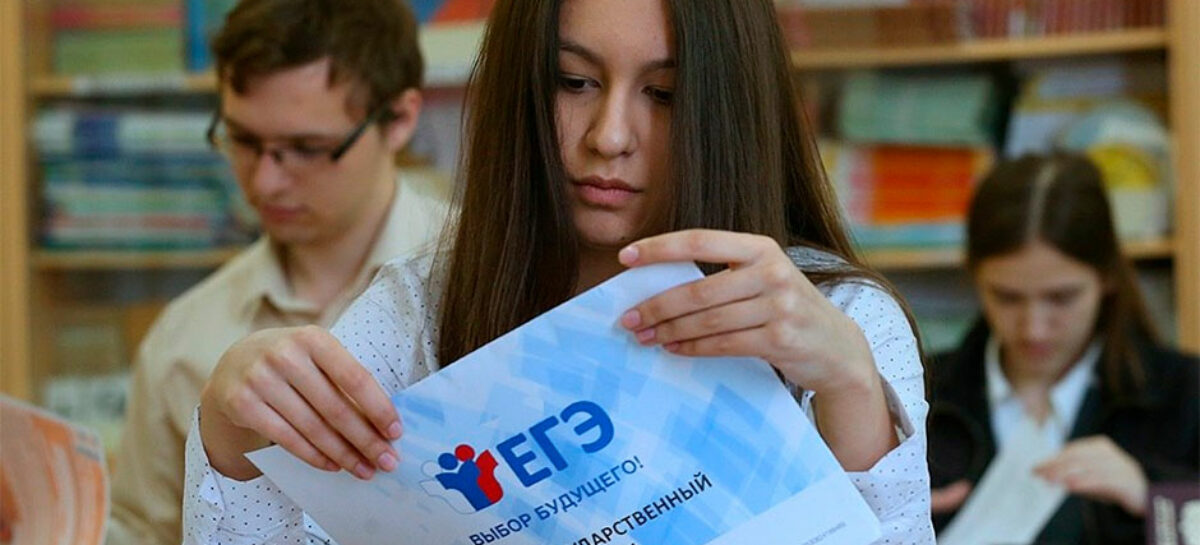 Для получения аттестата нужно успешно сдать русский, а чтобы поступить в вуз, придётся набрать как можно больше баллов ещё по нескольким предметам
