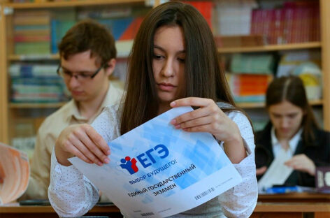 Для получения аттестата нужно успешно сдать русский, а чтобы поступить в вуз, придётся набрать как можно больше баллов ещё по нескольким предметам