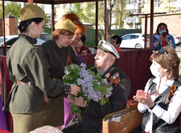 В праздничные дни артисты РДК им. Р.В. Негребецкого превратили сальские дворы многоквартирных домов в зрительные залы