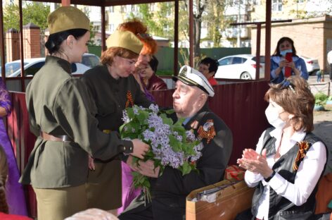 В праздничные дни артисты РДК им. Р.В. Негребецкого превратили сальские дворы многоквартирных домов в зрительные залы
