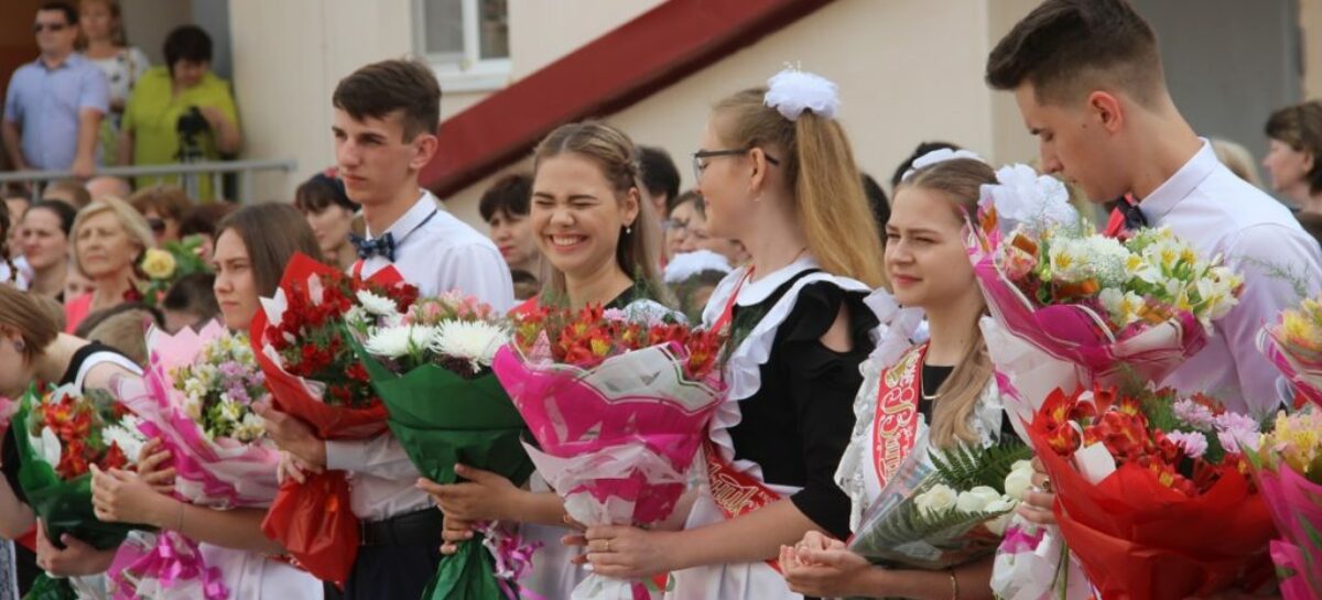 Праздничные линейки с лентами выпускников и букетами состоятся