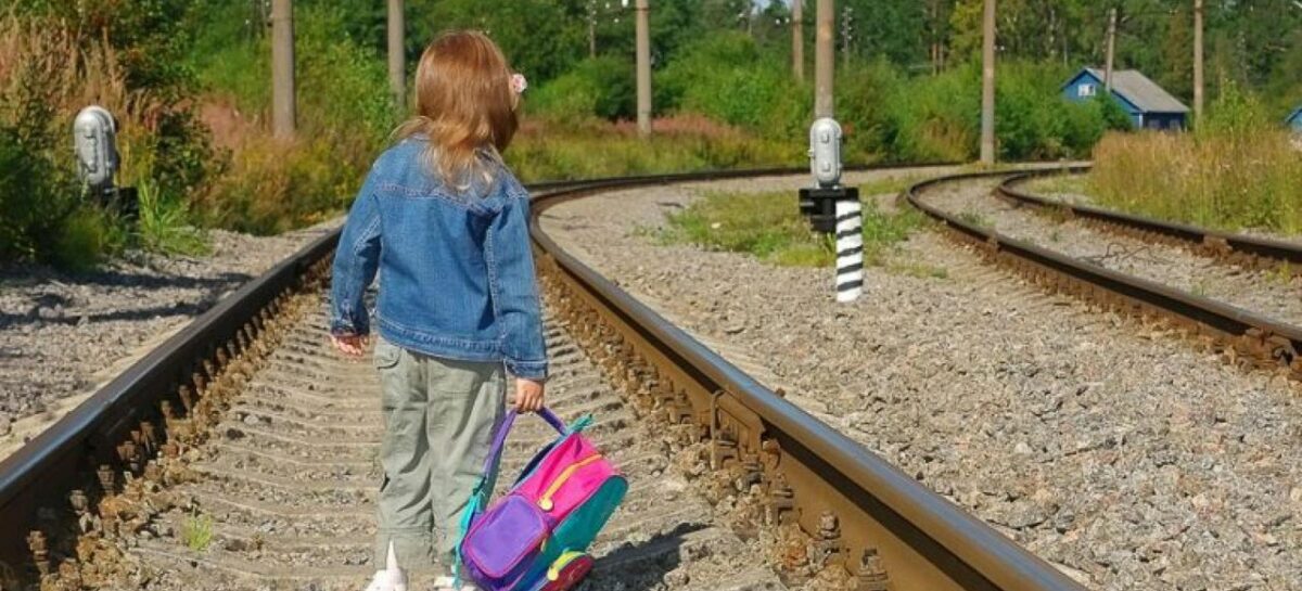 Детям не место на железной дороге, напоминает инспектор отделения по делам несовершеннолетних Сальского ЛО МВД