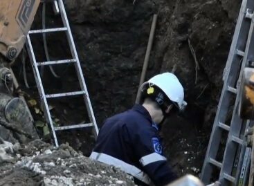 В Сальске во время работ на улице Аэродромной на рабочих обрушился грунт