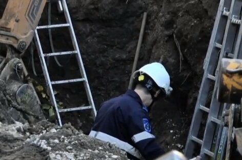 В Сальске во время работ на улице Аэродромной на рабочих обрушился грунт