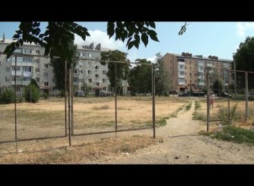 Спортивная площадка превратилась в пустырь, а благоустройство новой детской никак не закончат