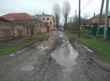 Стоит автомобилистам свернуть с центральных улиц, как заканчивается асфальт