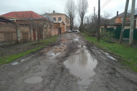 Стоит автомобилистам свернуть с центральных улиц, как заканчивается асфальт