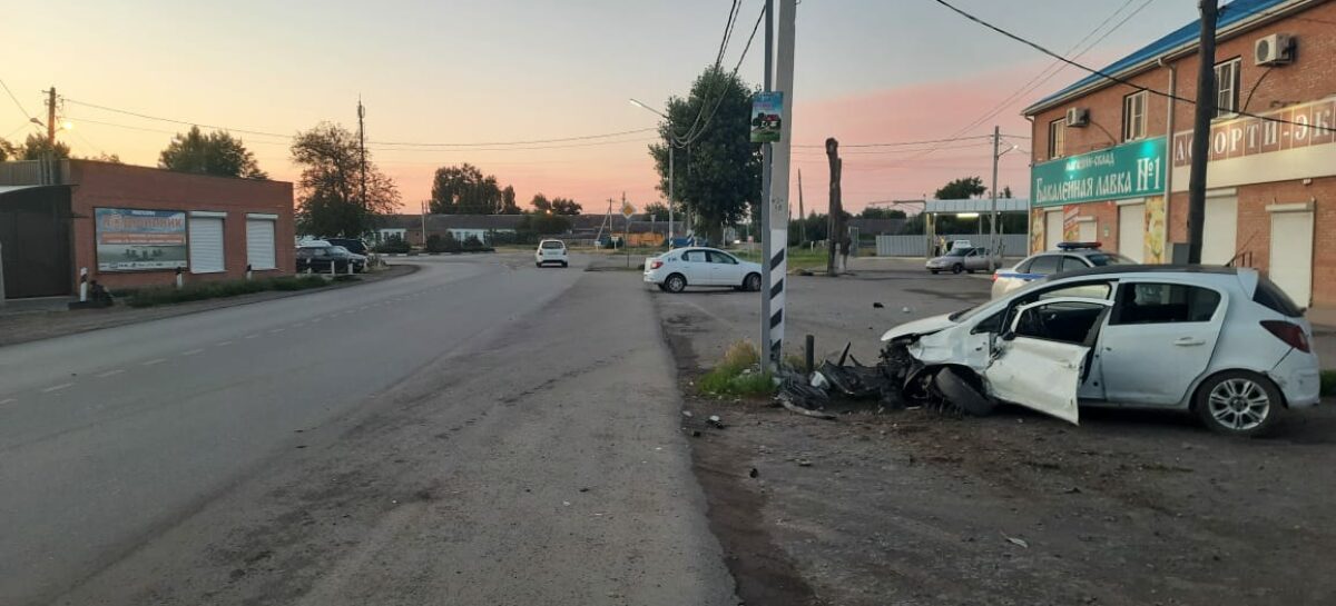 В Сальске, на Трактовой, 24-летний водитель устроил аварию