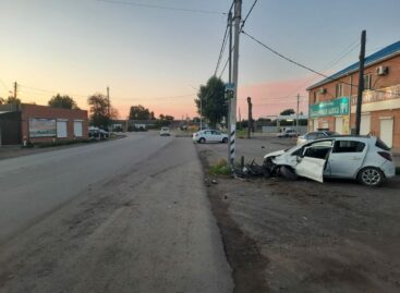 В Сальске, на Трактовой, 24-летний водитель устроил аварию