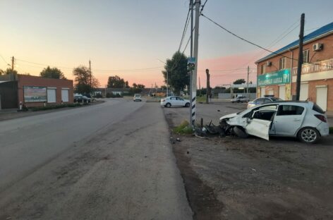 В Сальске, на Трактовой, 24-летний водитель устроил аварию