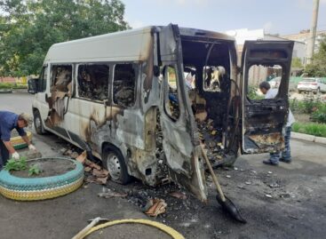 В центре Сальска загорелся микроавтобус