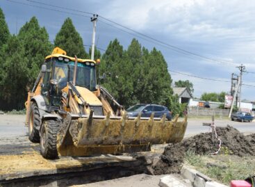 На месте трубы сальские коммунальщики обнаружили отверстие