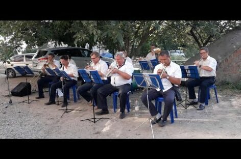 В одном из микрорайонов Сальска играл духовой оркестр