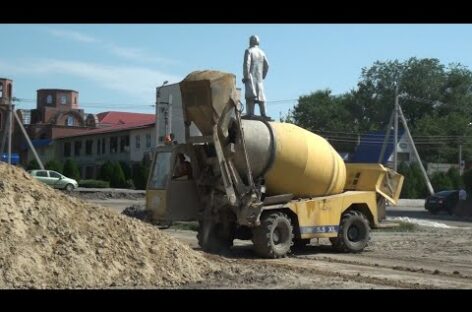 На ремонте парка в посёлке Гигант строители готовятся приступить к укладке тротуарной плитки