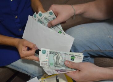 Семьи с детьми-школьниками получат выплату в размере 10 тысяч рублей