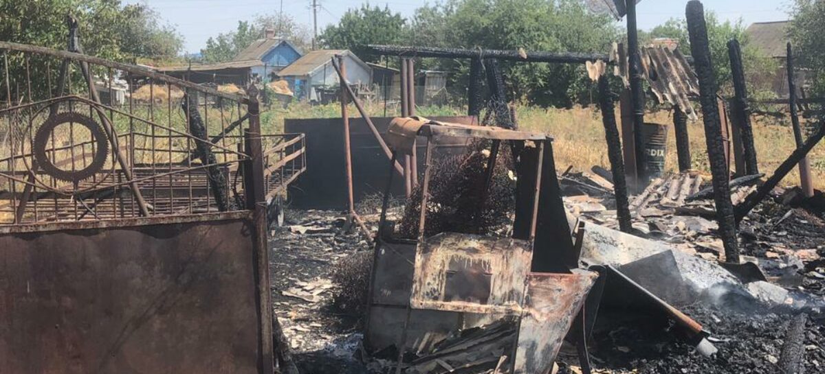 В Сальском районе от загоревшейся травы запылали два двора