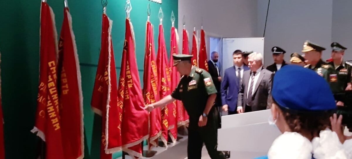 Донской губернатор и министр обороны рассмотрели перспективы развития патриотического комплекса у «Самбекских высот»