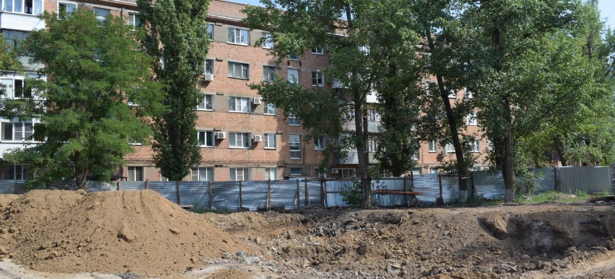 На месте аварийного дома в военном городке в Сальске остался котлован
