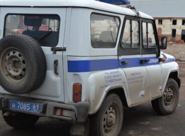 В Сальске автоворы сняли фары с иномарки