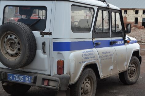 В Сальске автоворы сняли фары с иномарки