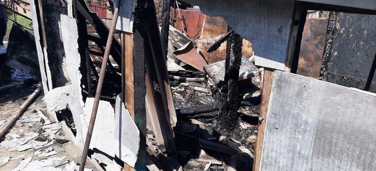 В хуторе Новоярки Сальского района возгорание тушили и жители, и пожарные